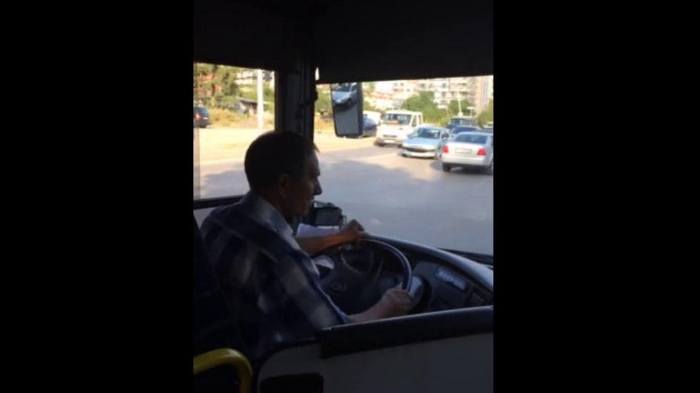 Водач на автобус пуши