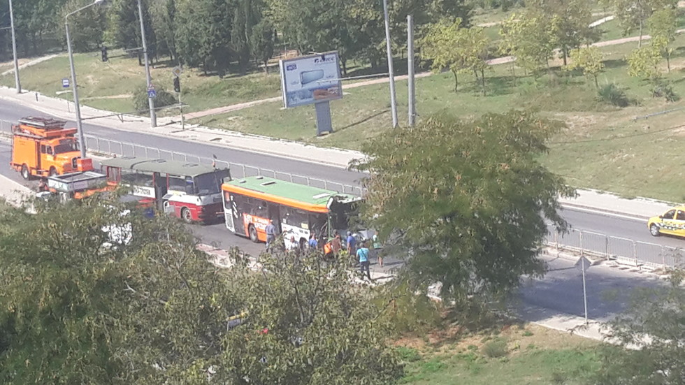 Автобус се блъсна в стълб във Варна
