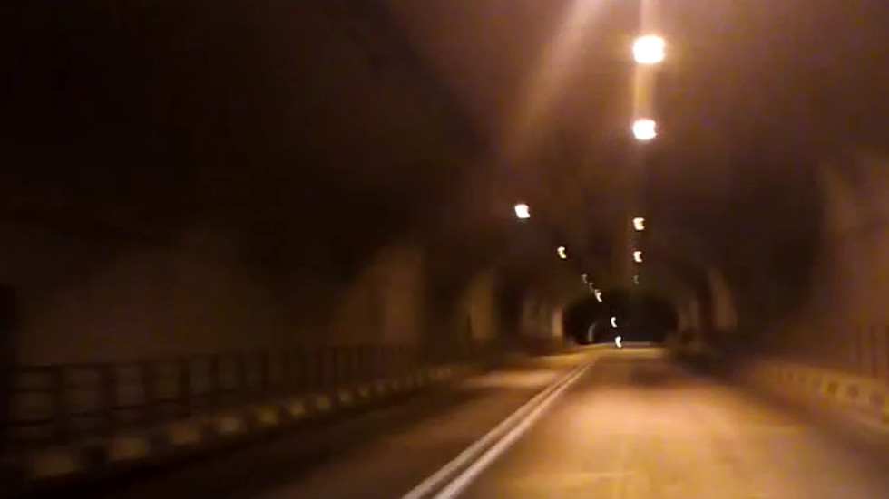 Неосветен тунел