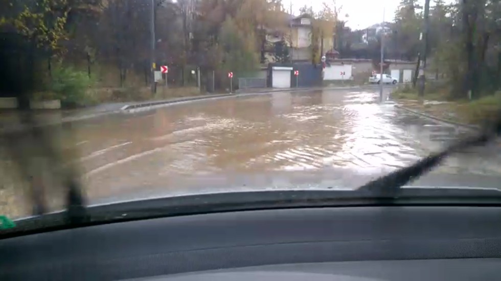 Наводнение на пътя между Бояна и Драгалевци
