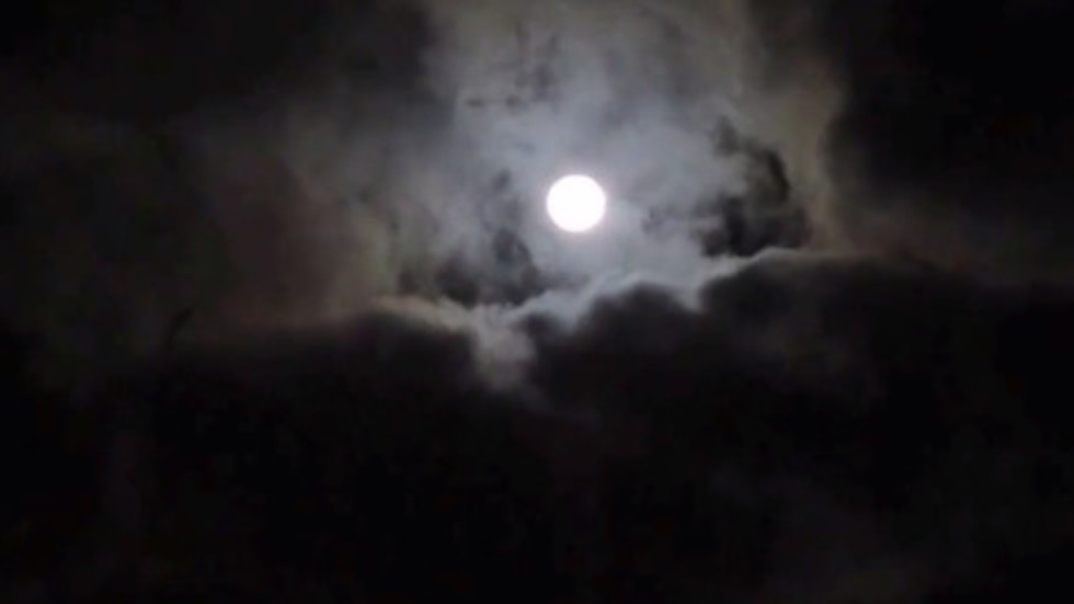 Мистичната луна в зимната нощ