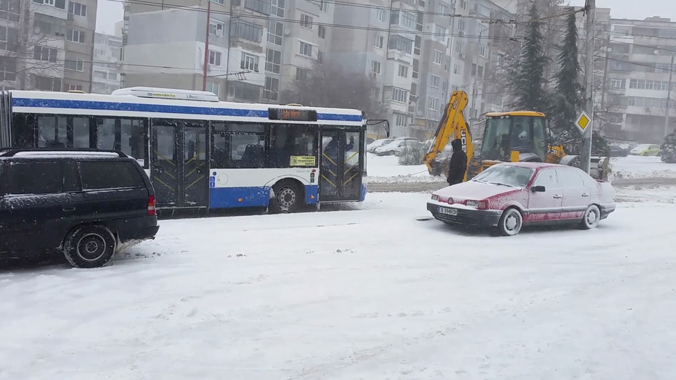 Във Варна теглят автобус по непочистените улици