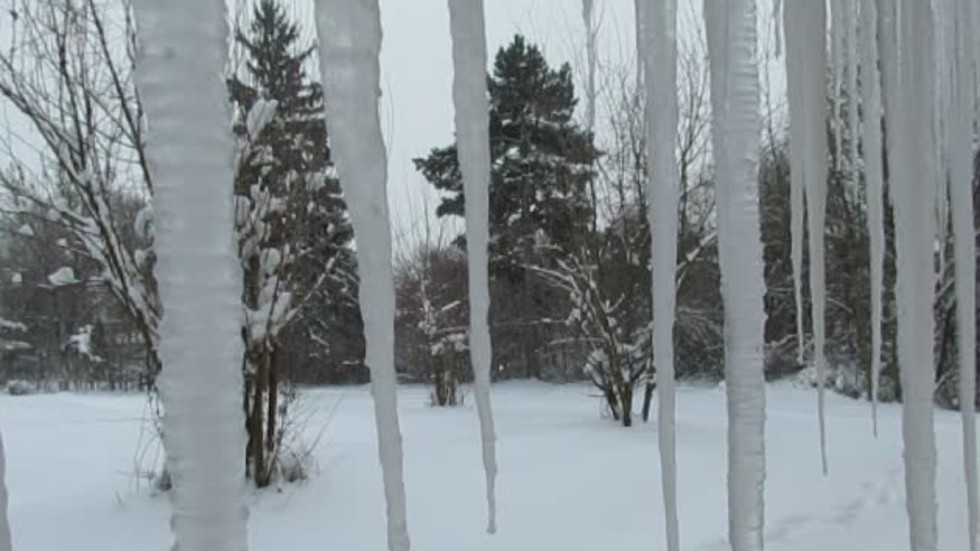 Огромни, но красиви ледени висулки