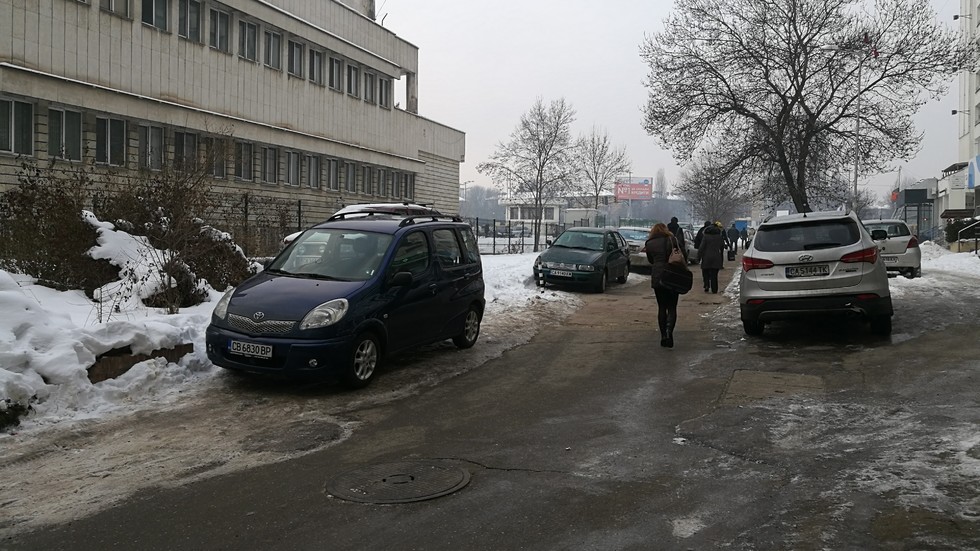 Паркиране на пешеходна алея