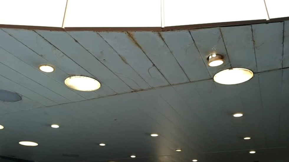 Течащ таван на метростанция