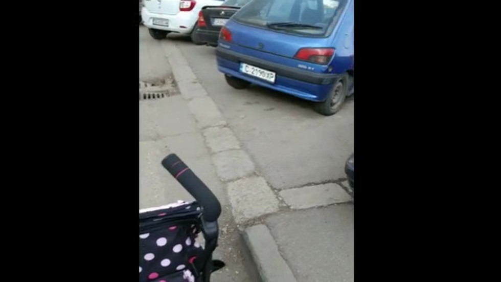 Майка с количка в ж.к. "Илинден" в София