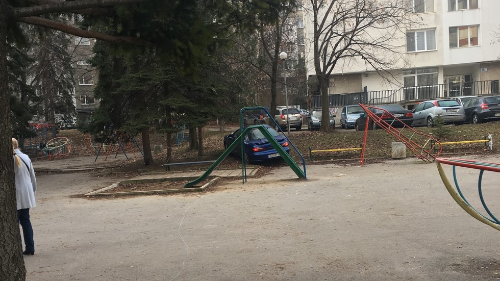 Да минеш с кола през детска площадка
