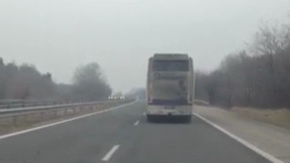 Автобус се движи с над 100 км/ч
