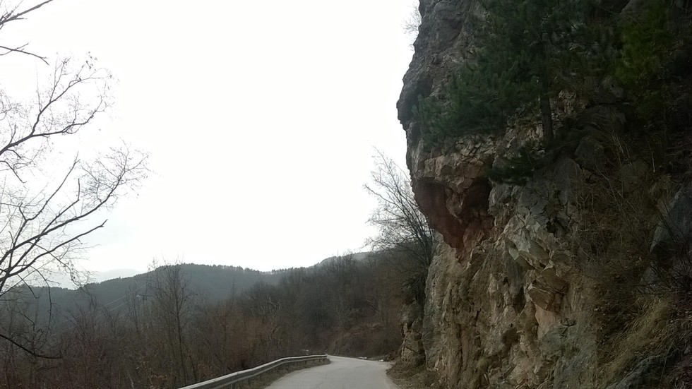 Опасна скала на пътя Бачково-Лъки