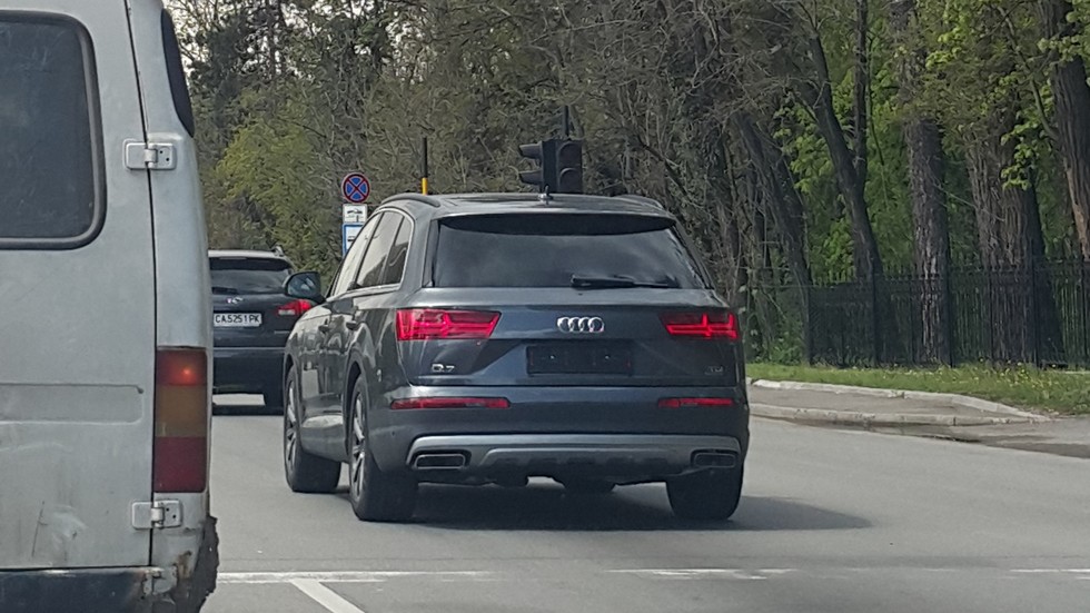 Ново Audi Q7 без рег. номера на магистрала "Тракия", Резиденция Врана