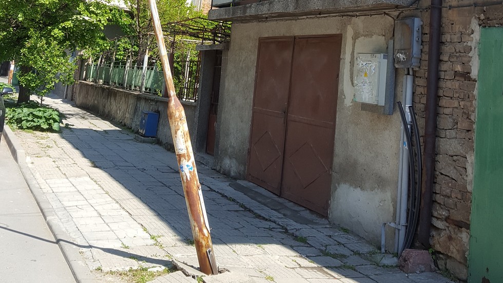 Наклонен стълб чака своята жертва в гр. Пазарджик
