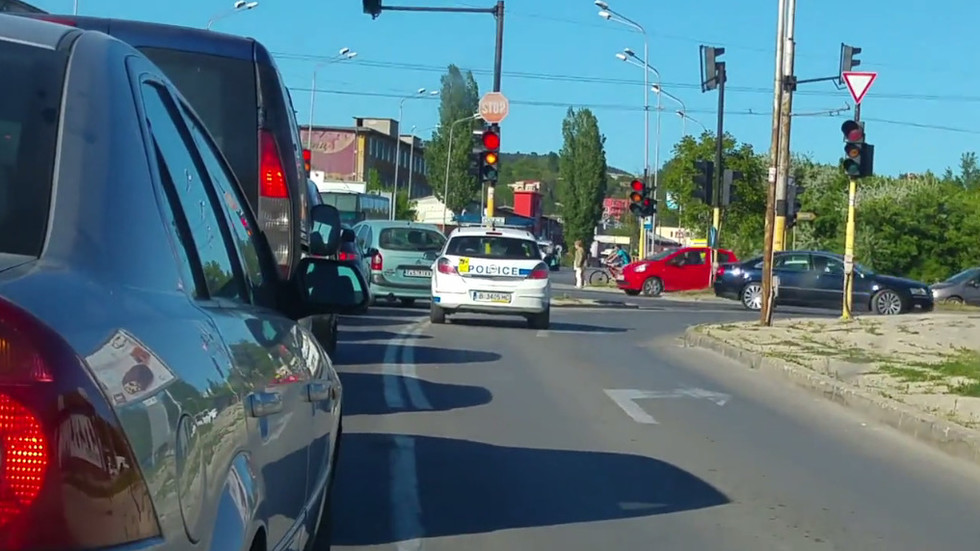 Автомобил на Пътна полиция нарушава правилата за движение