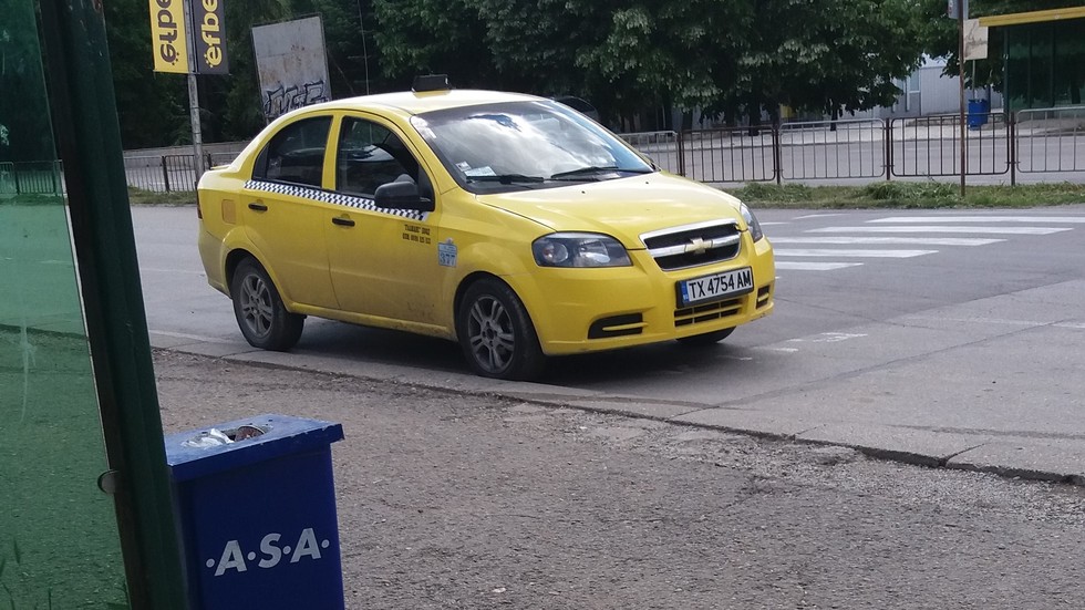 Такси спира върху пешеходна пътека в Добрич