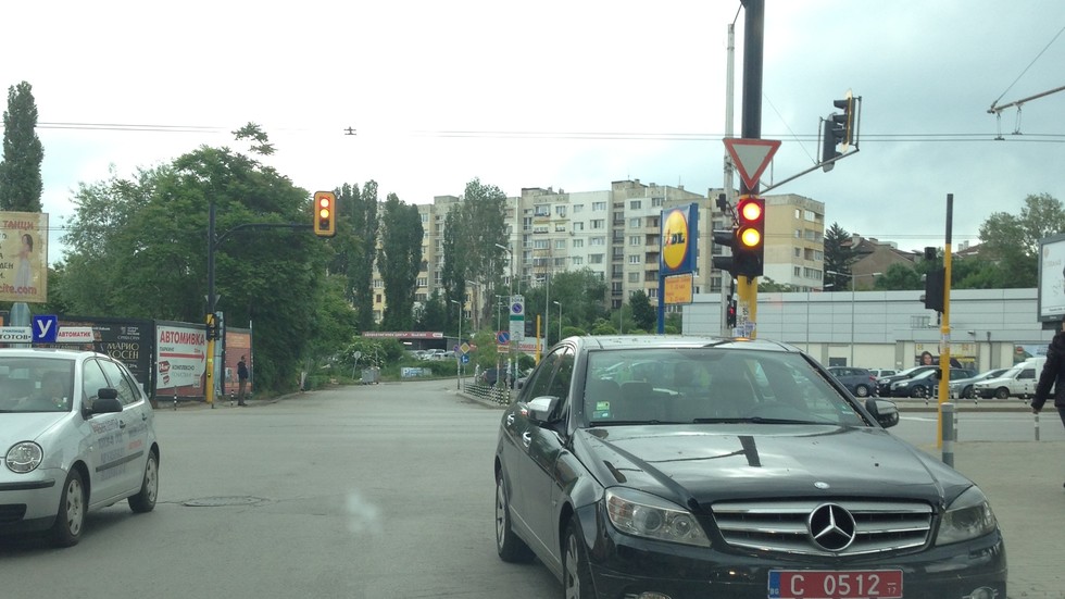 Паркиране на светофар в насрещно движение