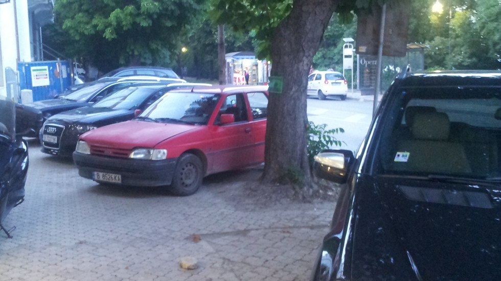 Неправилно паркиране на тротоара на главен булевард във Варна