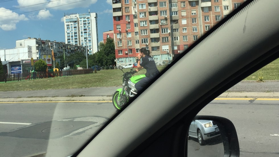 Униформена жена полицай кара мотор без лични предпазни средства