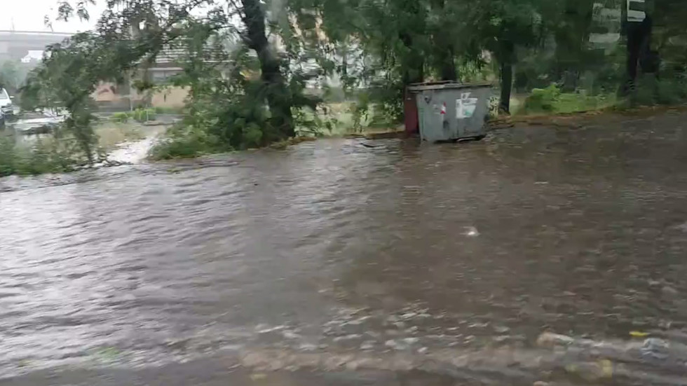 Заваля малко дъжд в Бургас