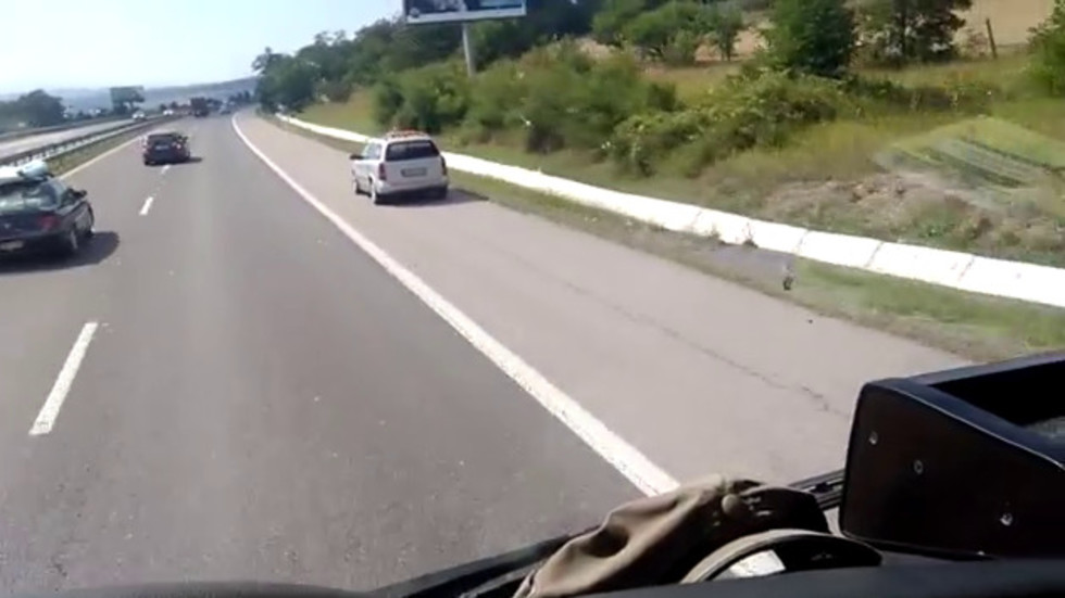 Шофиране в аварийната лента на магистрала