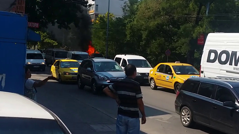 Лек автомобил изгоря в Пловдив