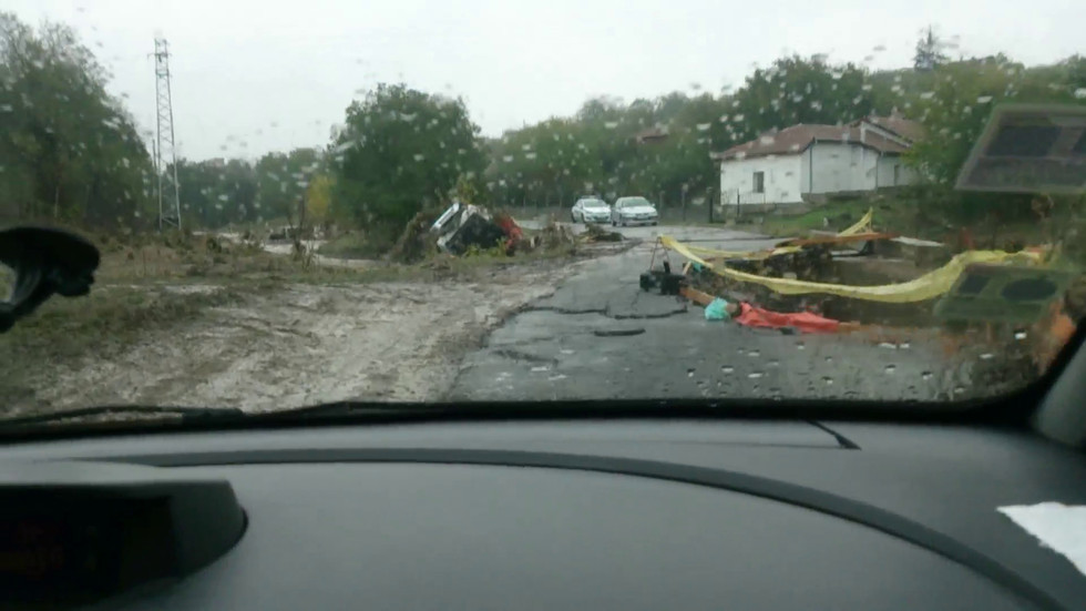 Пътят между селата Черни Връх и Полски Извор след наводнението