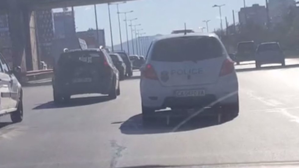 Полицейски автомобил в бус лентата