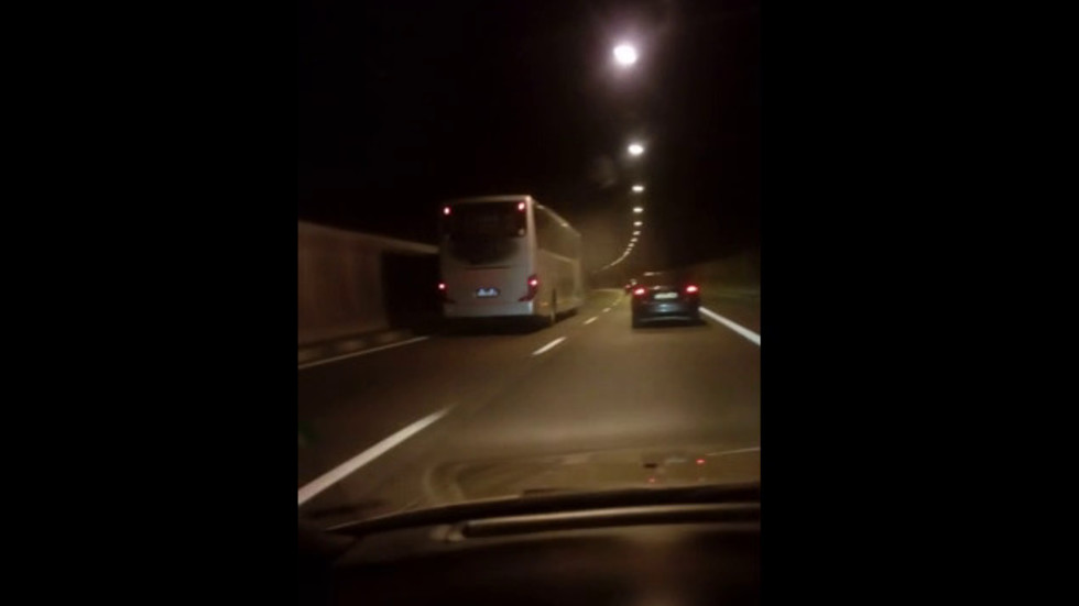 Автобус изпреварва в тунел с превишена скорост
