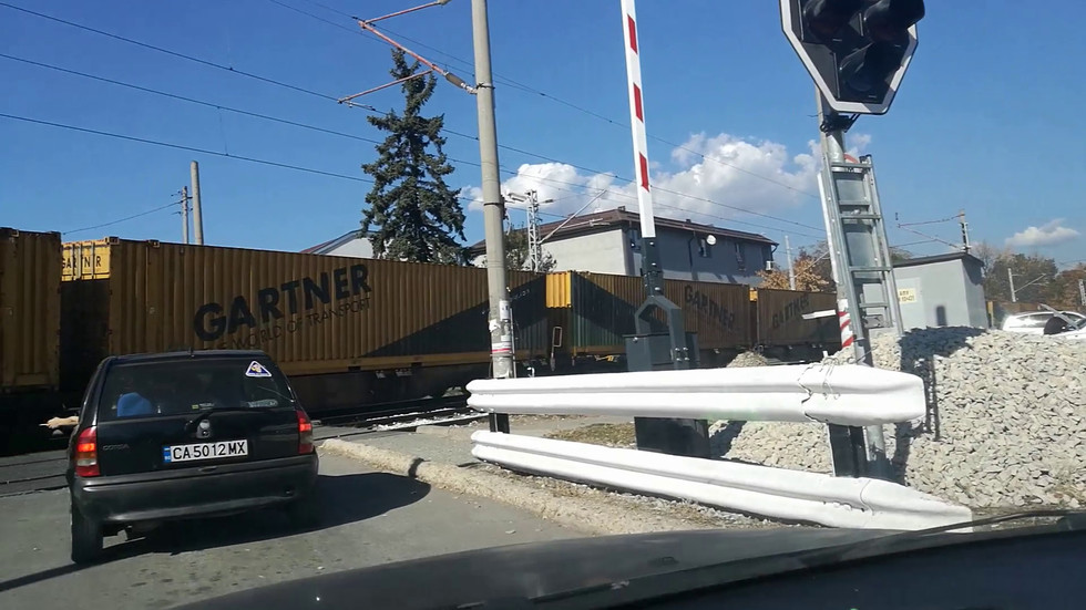 Влак преминава на дигната бариера през Нови Искър
