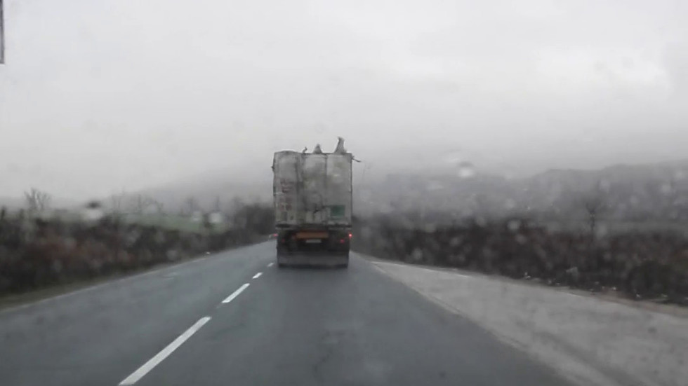 Камион с разпадащо се платнище на пътя Правец - Враца