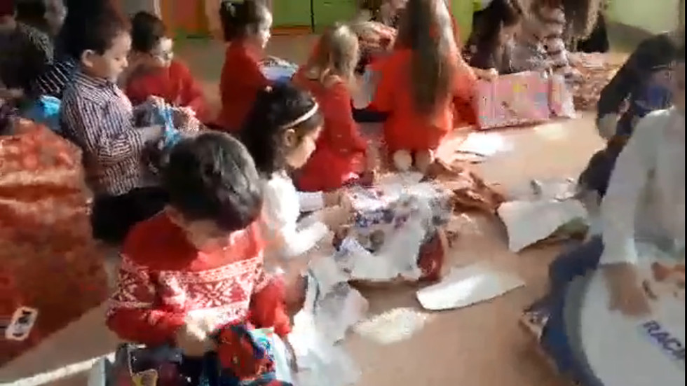 Отваряне на подаръци в детска градина в Балчик
