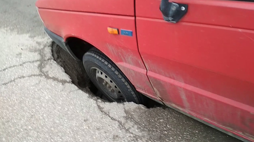 Кола пропадна в огромна дупка в с. Мусачево