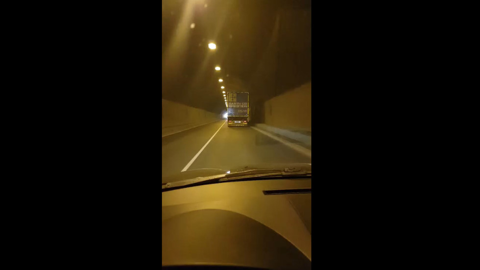 Тир с висока скорост в тунел