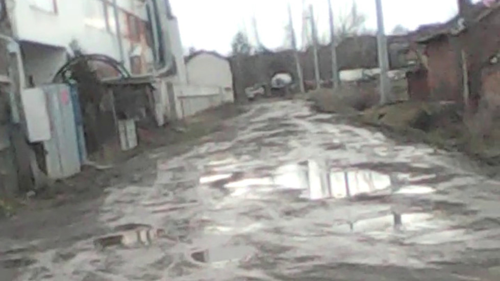 Калните улици с дупки в София