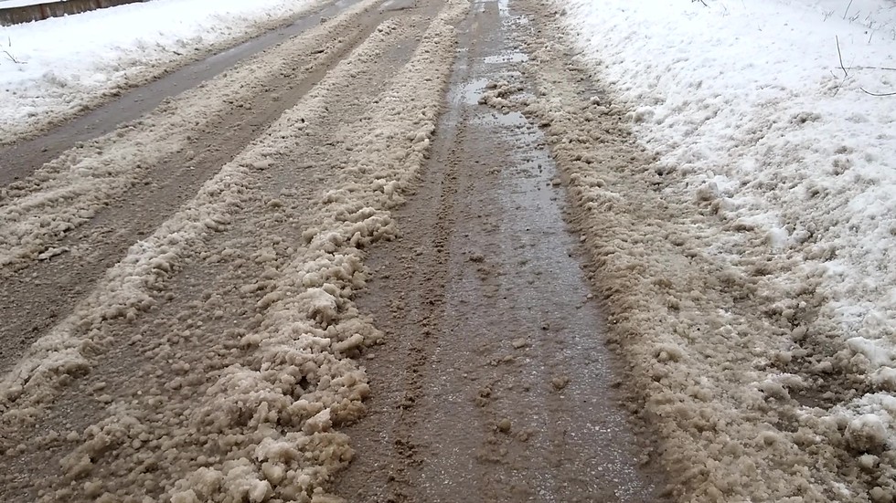 Непочистена главна улица в село Малево, Хасковско