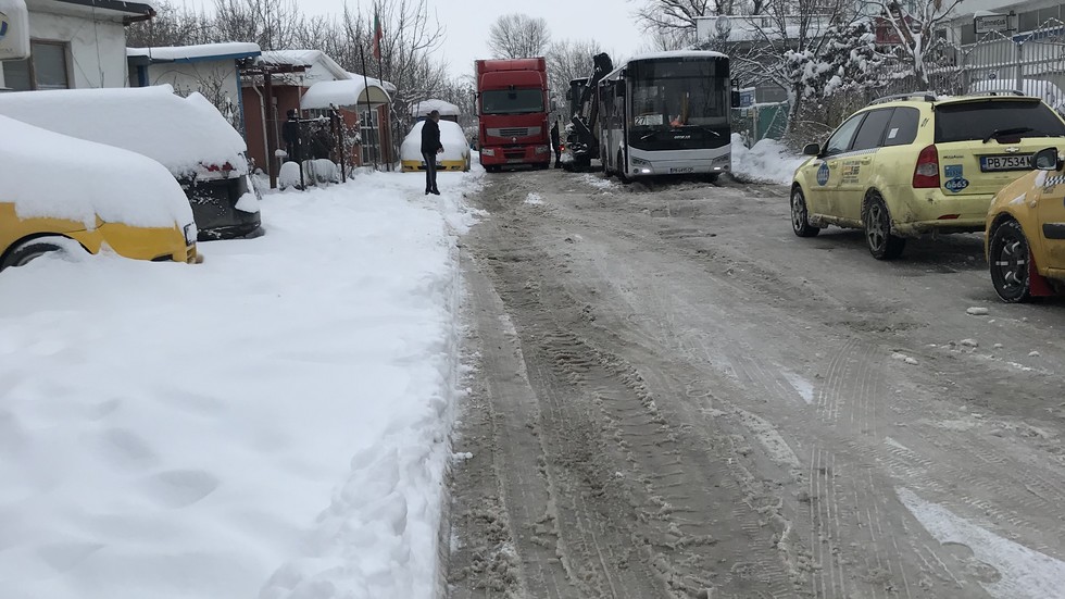 Непочистен сняг и закъсали автомобили в Пловдив