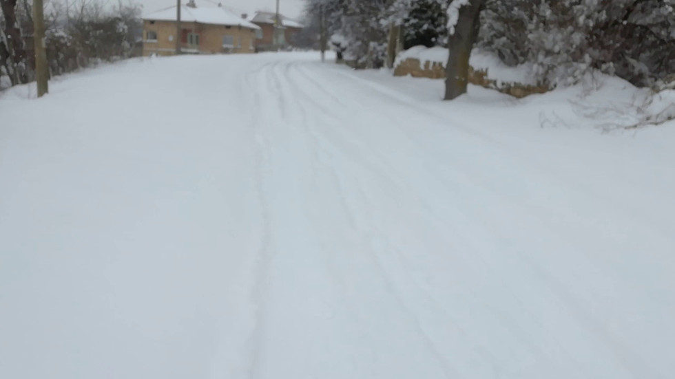Сняг в с.Могилино, пътищата не са почистени