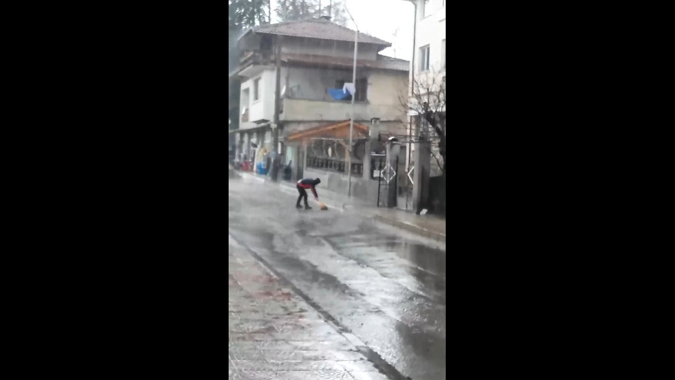 Метене на улицата по време на обилен дъжд