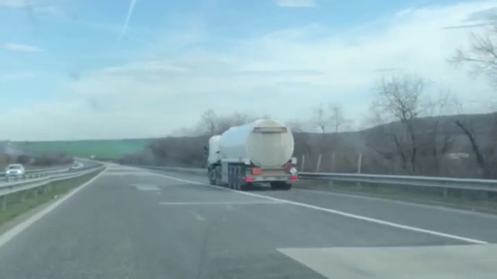 Камион в аварийна лента