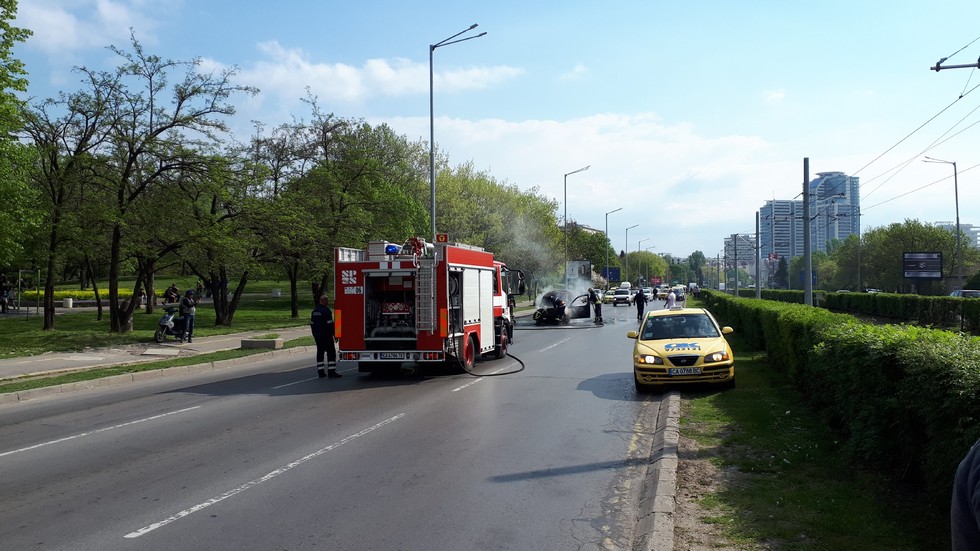 Кола се запали в движение в София (ВИДЕО+СНИМКИ)