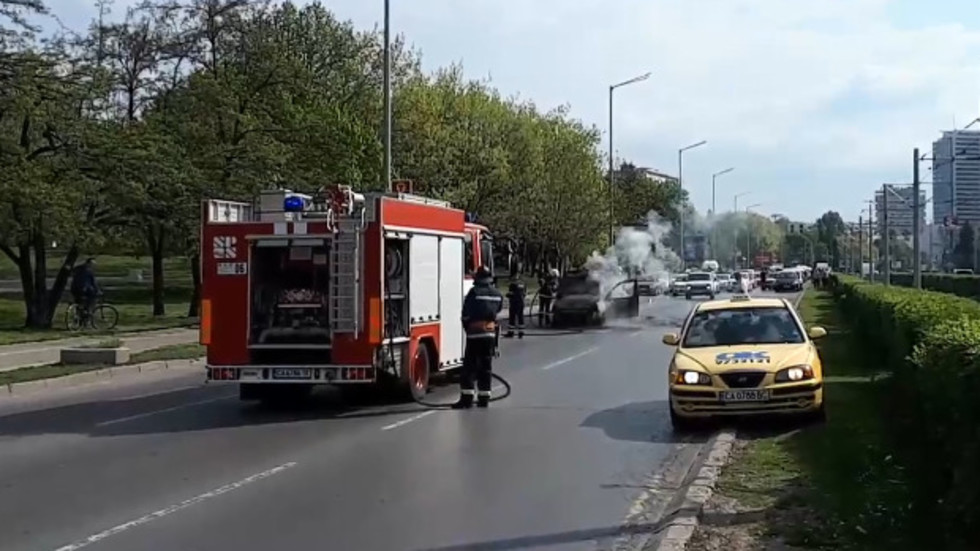 Автомобил се запали в движение в София (ВИДЕО)