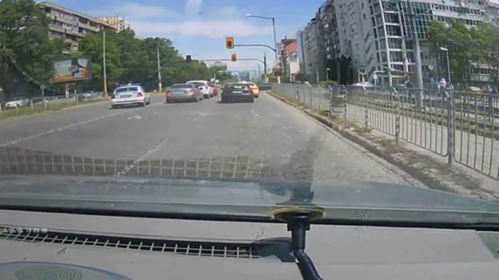 Полицейска кола минава на червен светофар