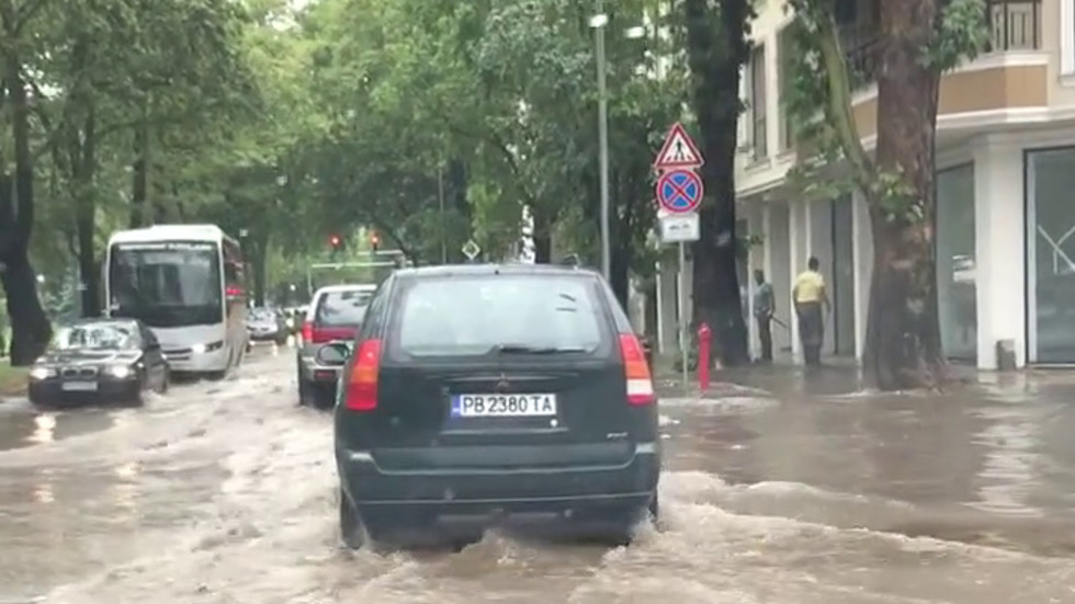 Наводнение на скоро ремонтиран булевард в Пловдив