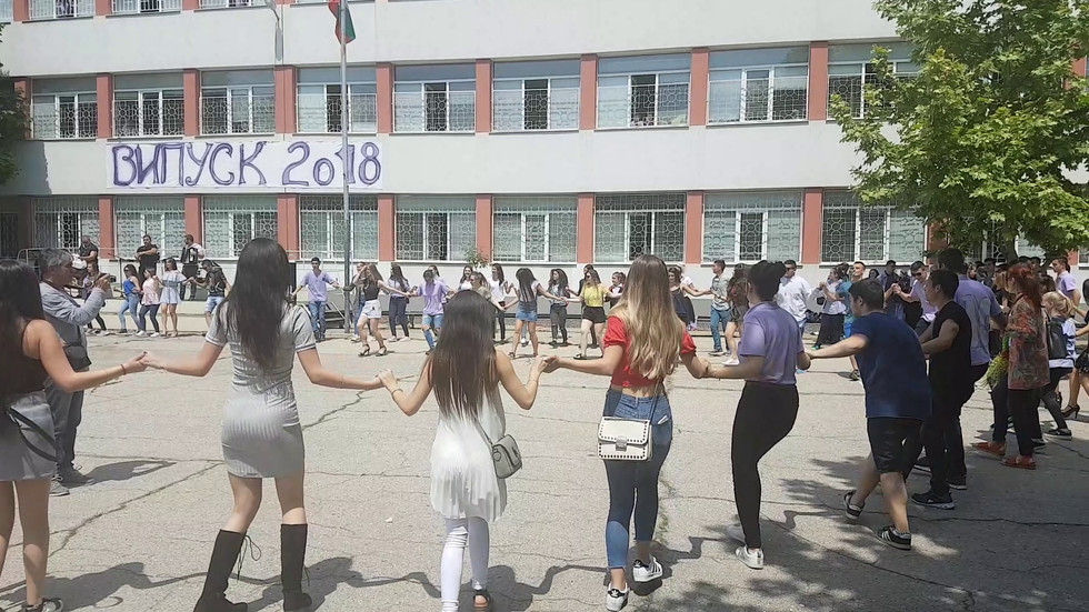 Училище в Русе изпрати абитуриентите си с българско хоро