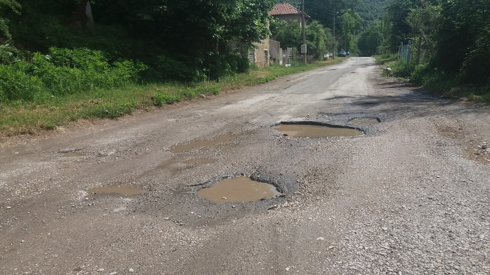 Ужасен път в село Калотина