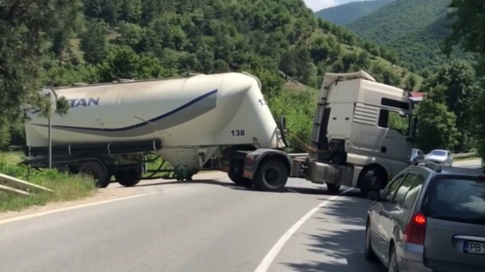 Камион блокира две платна Велинград-Пазарджик