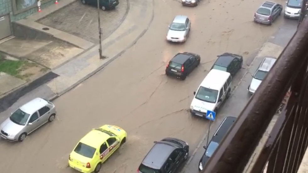 Силен дъжд във Варна праверъна улица в река