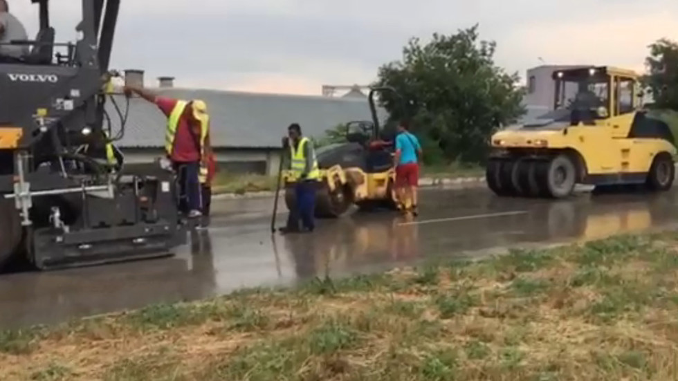 Асфалтиране във Варна в проливния дъжд