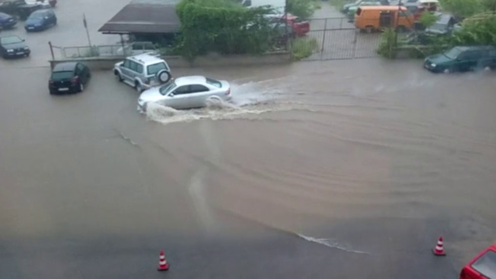 Наводнение (пътища се превръщат в реки 2 ) гр. Монтана