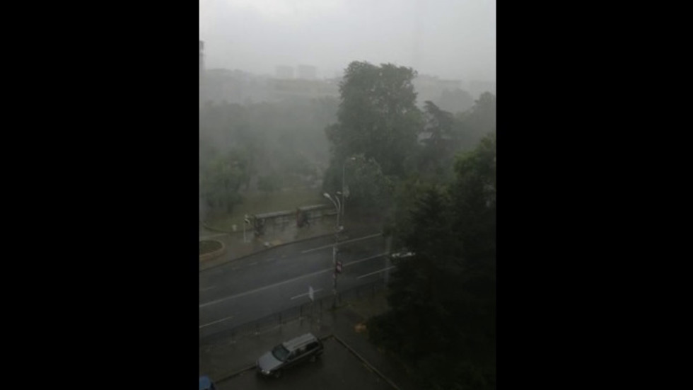Дъжд и град в Бургас