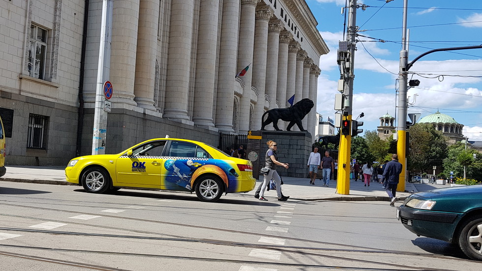 Паркиране върху пешеходна пътека