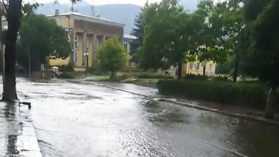 Улиците в Златица под вода след 30-минутен порой